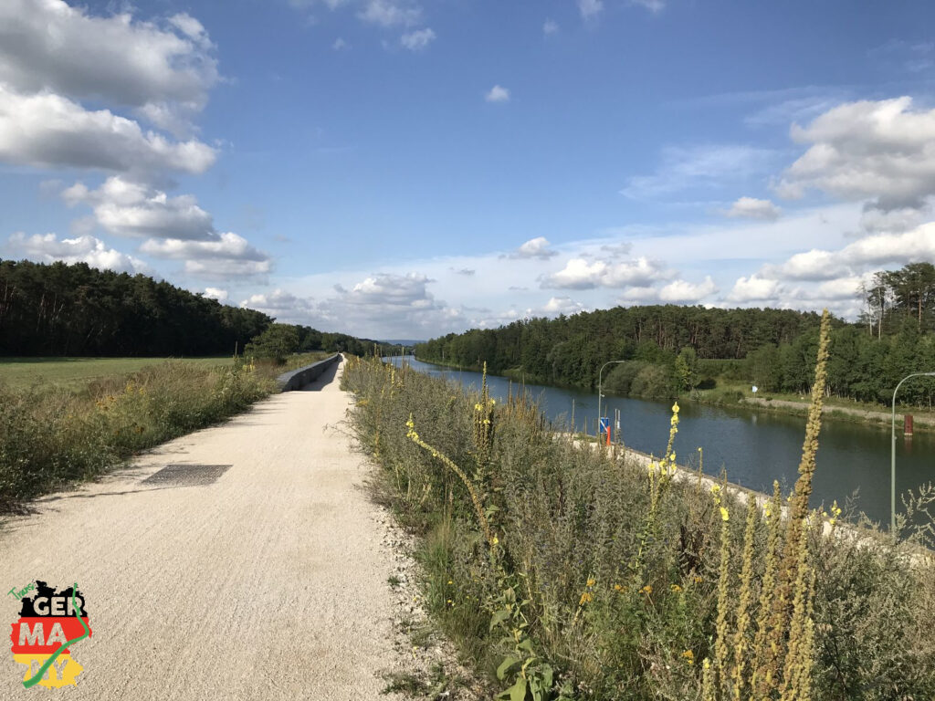 Kurzer Abstecher zum Bikeshop für Ergo-Griffe, und dann über Trails zum Main-Donau-Kanal.