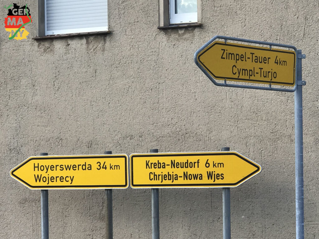 Überraschend: Zweisprachige Ortsschilder, die geografische Region gehört teilweise zu Polen.